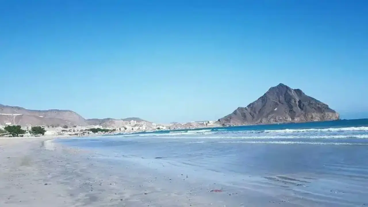 طقس شديد الحرارة وأمطار رعدية تؤثر على السواحل والصحاري